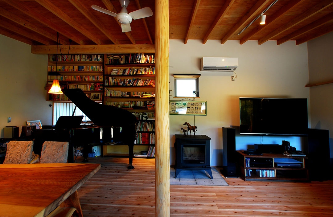 平屋　木の家　リビング　ピアノ