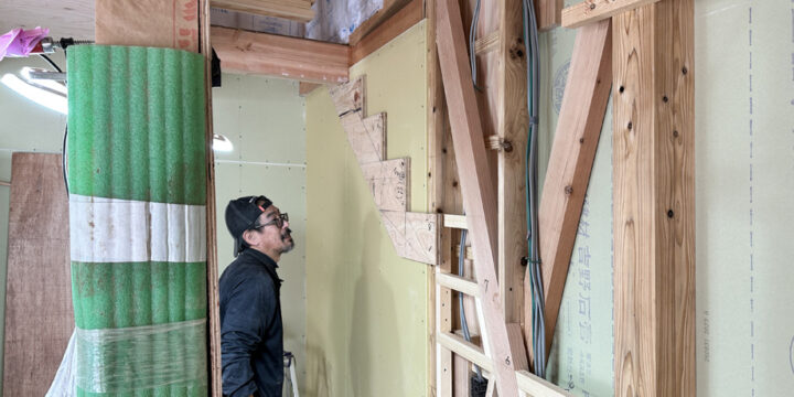 袖ケ浦市「紅の家」ロフト階段を施工している様子