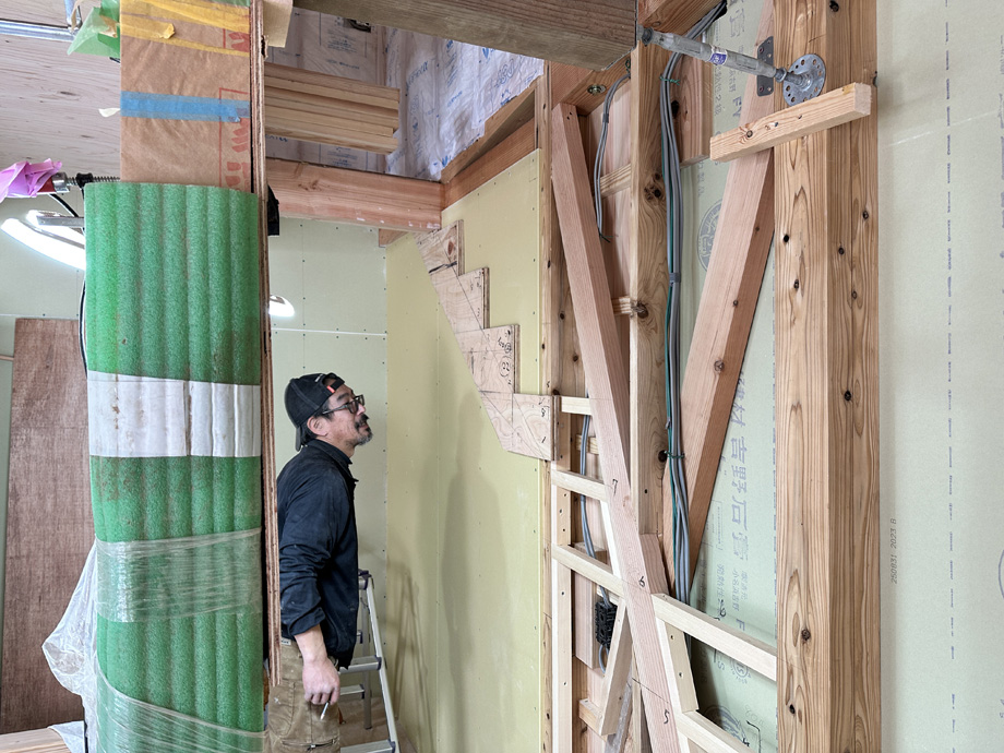 袖ケ浦市「紅の家」ロフト階段を施工している様子