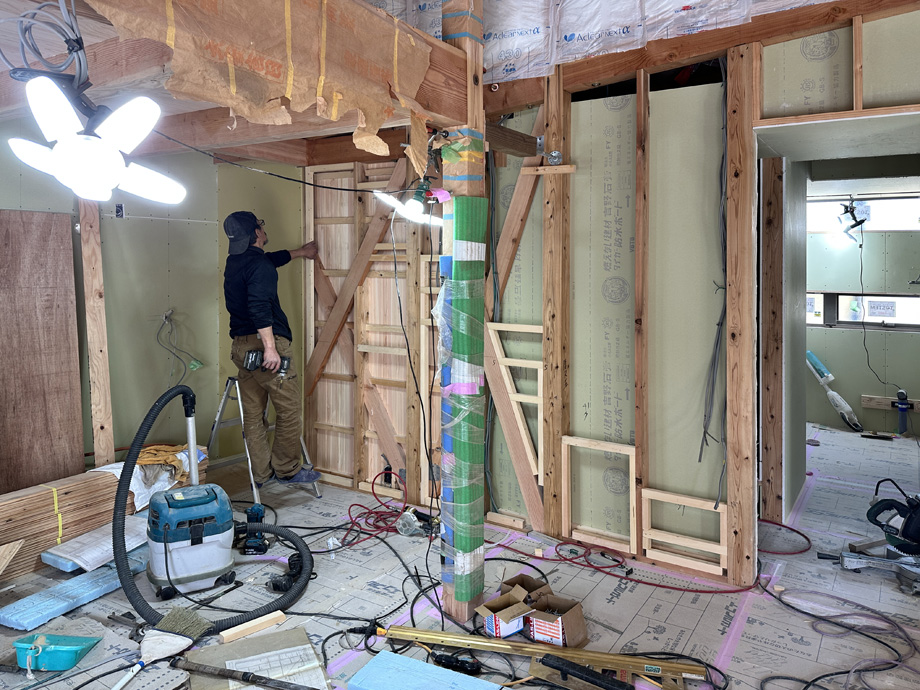 袖ケ浦市「紅の家」ロフト階段の納まりを検討する大工