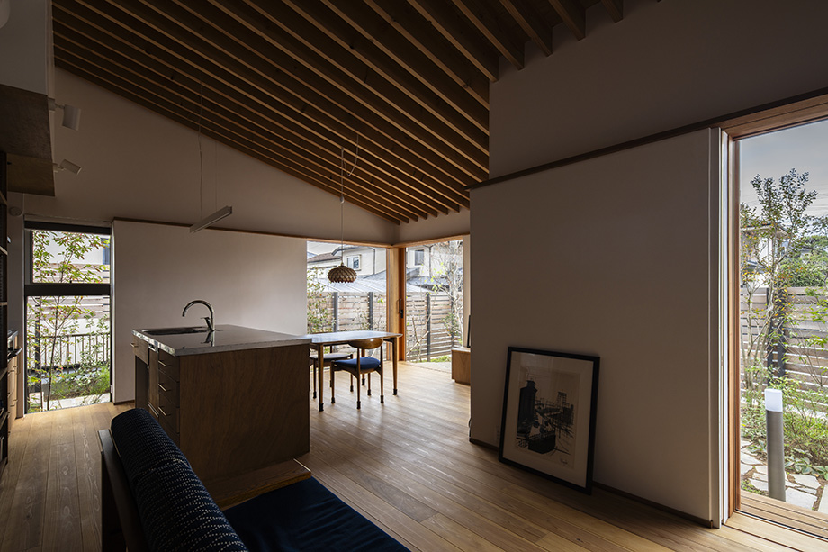 リビングから見た大きな木製窓と庭、化粧垂木の勾配天井がしっとりとした雰囲気の平屋22