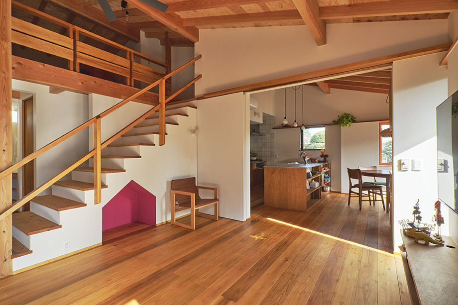 屋根構造をあらわした勾配天井とロフト階段のある伊勢原市の平屋リビング空間