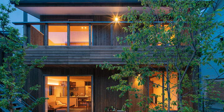 葉山の木の家の夕景/深い軒がつくる外観