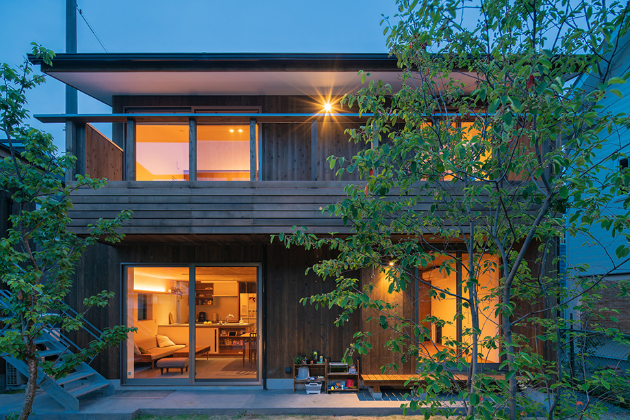 葉山の木の家の夕景/深い軒がつくる外観