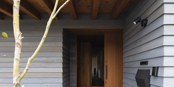 印旛郡の平屋「DL HOUSE」山武杉の下見板張りの外観　化粧登梁の軒下