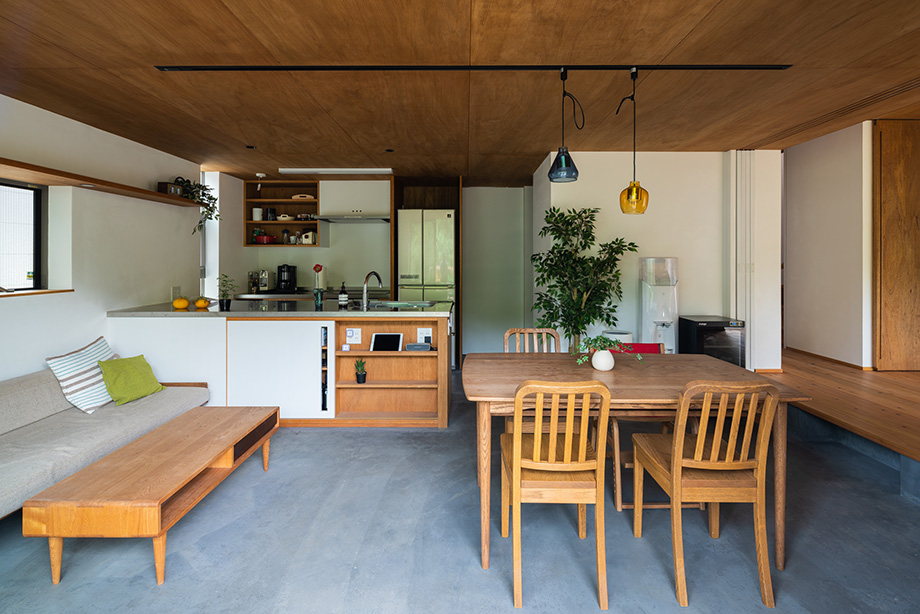 葉山「土間から四季を、呼吸する家」土間のダイニングからキッチンを見ている