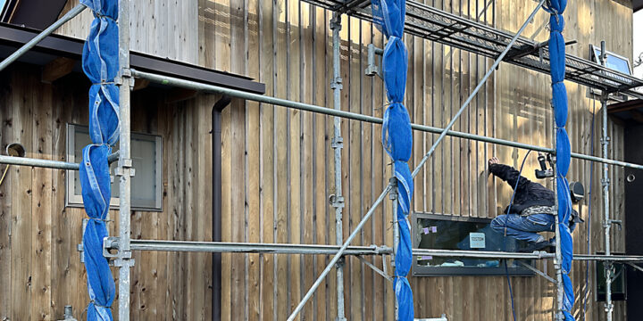 袖ケ浦市の平屋「紅の家」外壁杉板縦張りに目板を大工さんが設置しているところ
