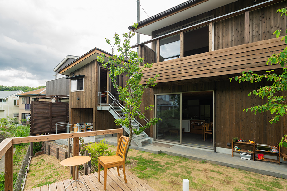 葉山「土間から四季を、呼吸する家」杉板の縦張りの外観 離れがある