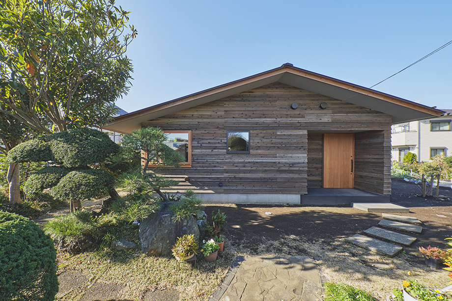 伊勢原市の平屋「私の巣」杉板下見板張りの外観