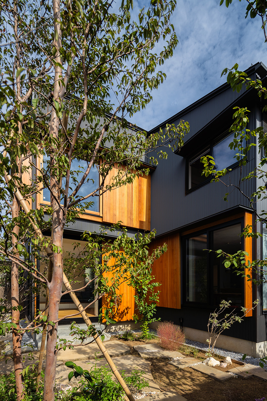 鎌ケ谷市「趣味と暮らす家」インナーテラスの木製全開サッシを外から見たところ