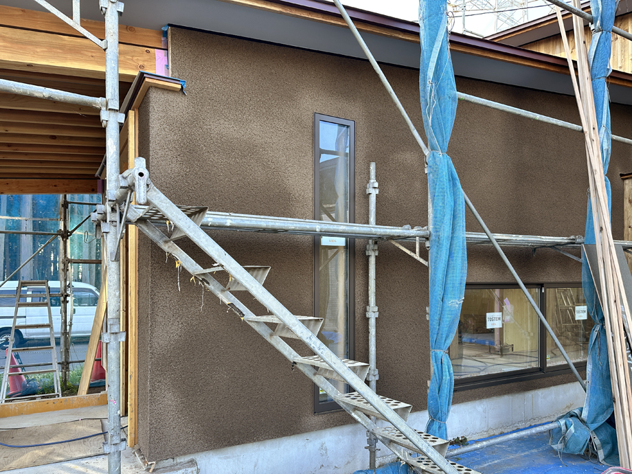 袖ケ浦市の平屋「紅の家」掻き落とし仕上げの外壁