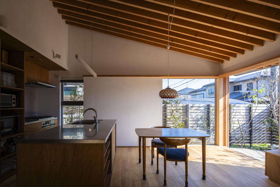 八千代市の平屋「平屋22」の木製全開サッシを全開にした状態
化粧垂木と漆喰の空間