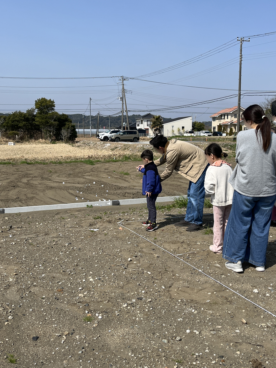 長生郡一宮町の平屋「TSUBAME」地鎮祭　施主ご家族で切麻散米