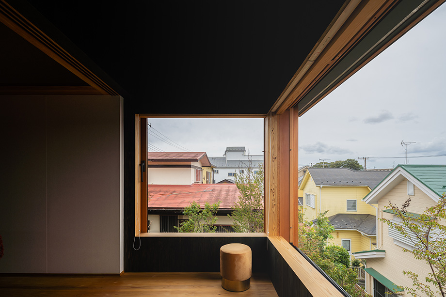 鎌ケ谷市「趣味と暮らす家」インナーテラスの木製全開サッシを全開にした状態をインナーテラスの奥から見たところ