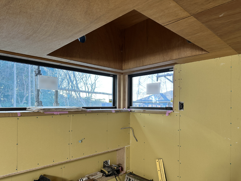 袖ケ浦市の平屋「紅の家」の寝室の天井にラワンベニアが張られた　天井を掘り上げてエアコン設置スペースをつくった