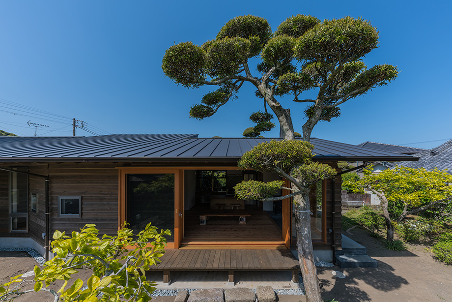 南房総市の平屋「白子の家」の杉板の下見板張りの外観
