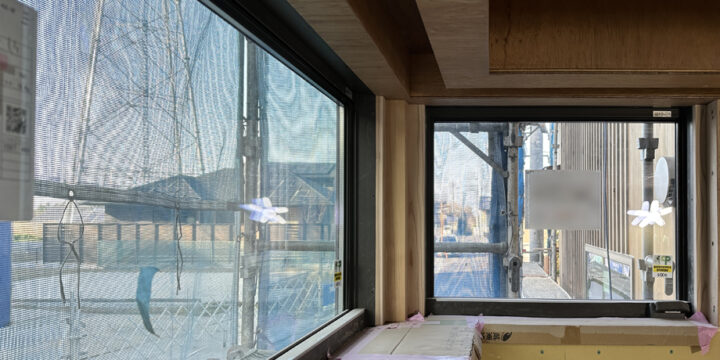 袖ケ浦市の平屋「紅の家」の寝室の天井にラワンベニアが張られた　窓際は天井を掘り上げてハニカムブラインドを仕込めるようにしている