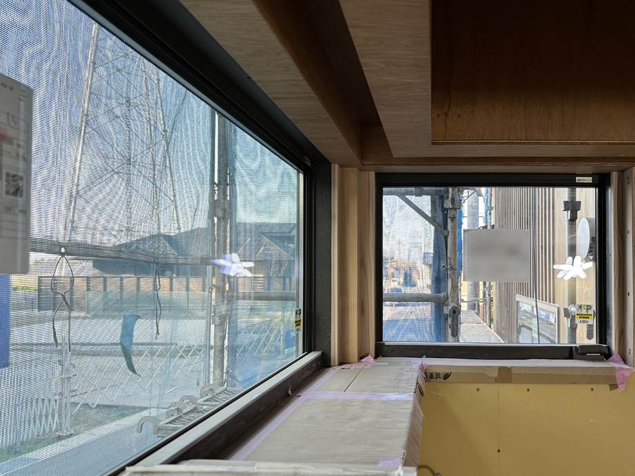 袖ケ浦市の平屋「紅の家」の寝室の天井にラワンベニアが張られた　窓際は天井を掘り上げてハニカムブラインドを仕込めるようにしている