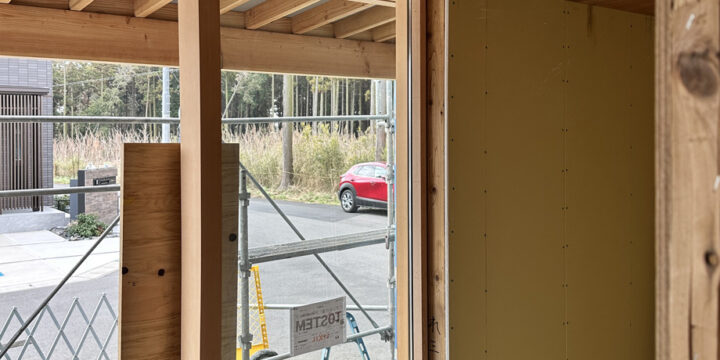 袖ケ浦市の平屋「紅の家」の玄関の天井にラワンベニアが張られた