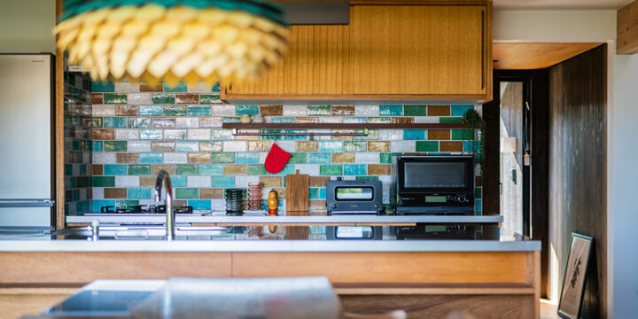 千葉県の平屋「ぼくらの家」のラワンの造作キッチン正面のポートレート