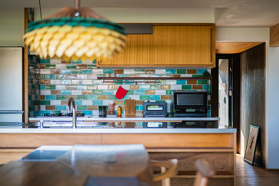 千葉県の平屋「ぼくらの家」のラワンの造作キッチン正面のポートレート