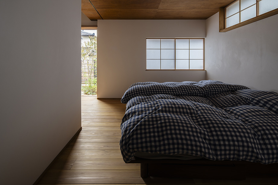 八千代市「平屋22」の寝室。リビング越しに窓から庭が見える