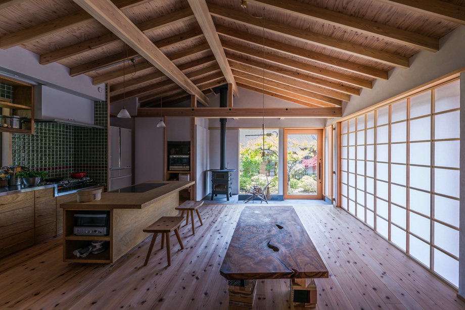 南房総市の平屋「白子の家」木製サッシ部分の引込障子を閉めた状態 勾配天井と化粧垂木