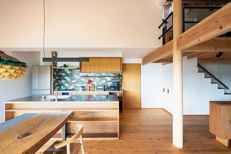 千葉県の平屋「ぼくらの家」のダイニングからラワンの造作キッチンの正面を見る