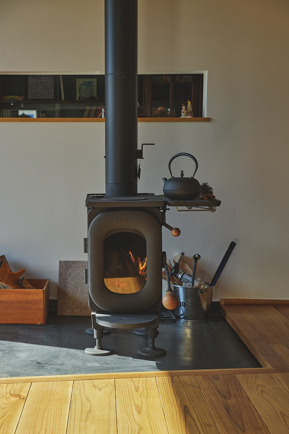 伊勢原市の平屋「私の巣」の炎が揺らぐ薪ストーブ