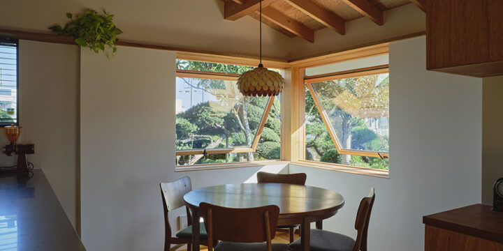 伊勢原市の平屋「私の巣」のダイニング。角につくった大きな木の窓と化粧垂木