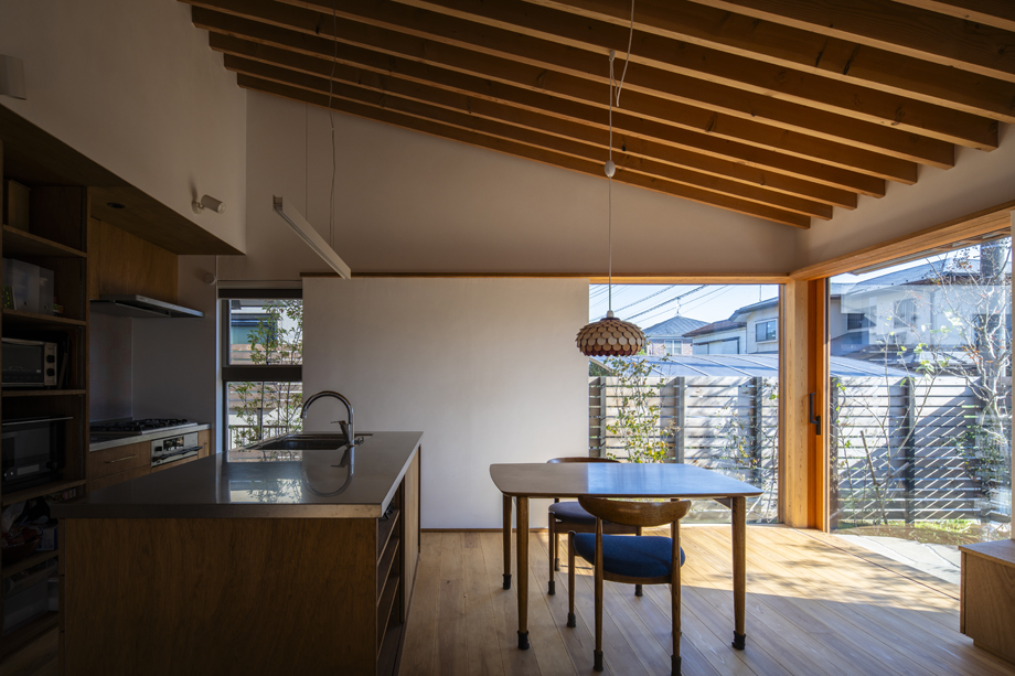 八千代市の平屋「平屋22」の木製全開サッシを閉じた状態
化粧垂木と漆喰の空間