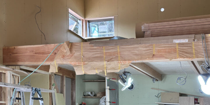 袖ケ浦市「紅の家」工事中のロフトの窓から光が入ってきている