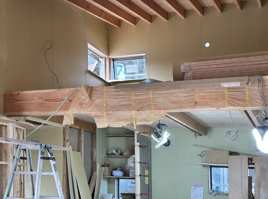 袖ケ浦市「紅の家」工事中のロフトの窓から光が入ってきている