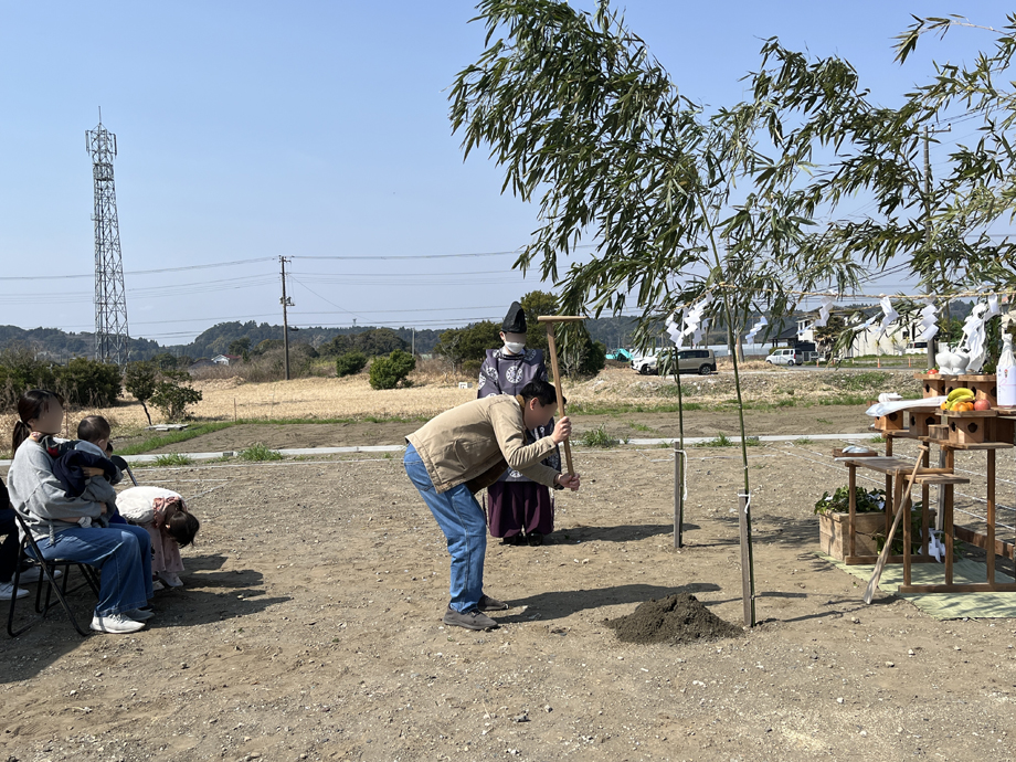 長生郡一宮町の平屋「TSUBAME」地鎮祭で施主の鍬入れの儀