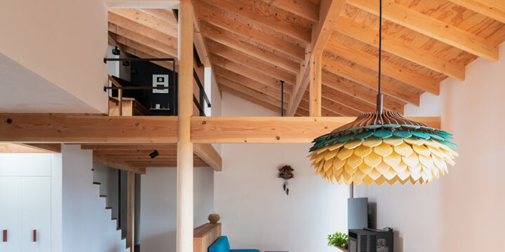 木組みの勾配天井が美しい「ぼくらの家」の内観。ダイニングからリビングとロフト書斎を見上げた様子。