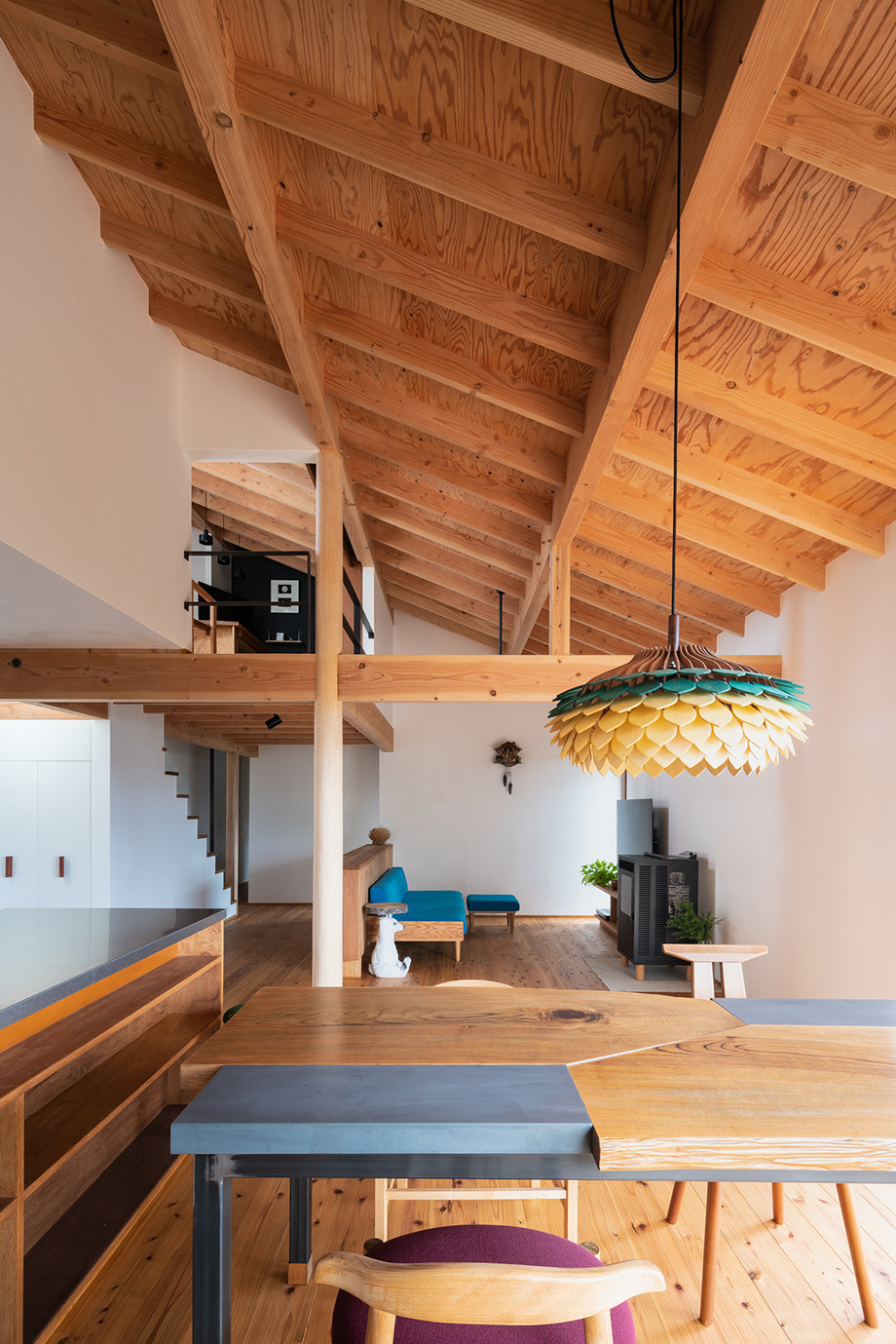 木組みの勾配天井が美しい「ぼくらの家」の内観。ダイニングからリビングとロフト書斎を見上げた様子。