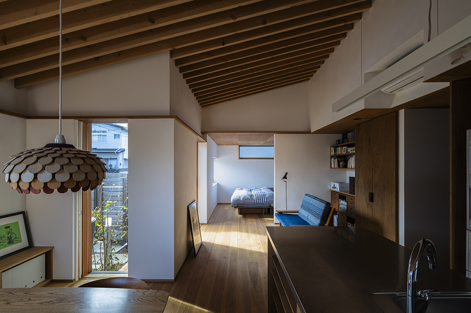 八千代市「平屋22」の寝室。LDKとつながりワンルーム的な空間構成