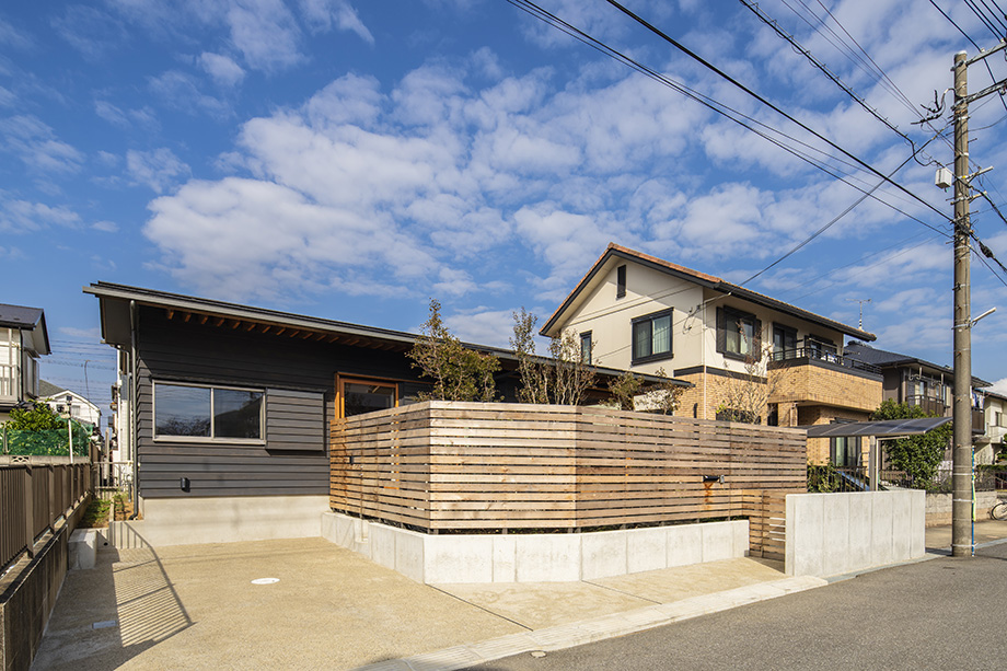 八千代市の平屋「平屋22」杉の下見板張りの外観 米杉の板塀