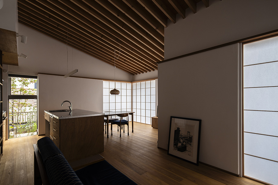 八千代市「平屋22」の化粧垂木のあるLDKの窓は引込障子で落ち着いた雰囲気になります