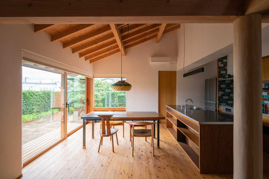 千葉県の平屋「ぼくらの家」木製全開サッシを閉じた状態。 勾配天井と化粧垂木。 漆喰の空間