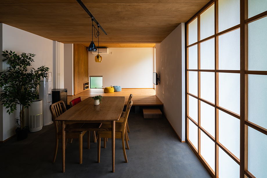 葉山「土間から四季を、呼吸する家」土間のダイニングと障子