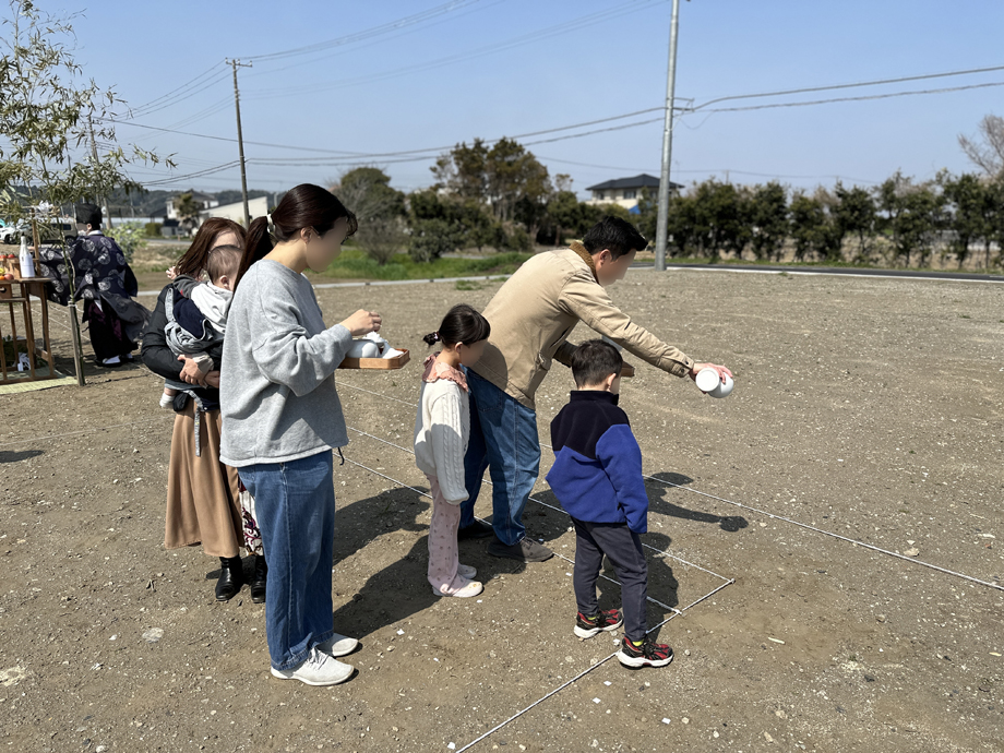 長生郡一宮町の平屋「TSUBAME」地鎮祭　施主ご家族で四方清め　お米と塩と御神酒を四方に