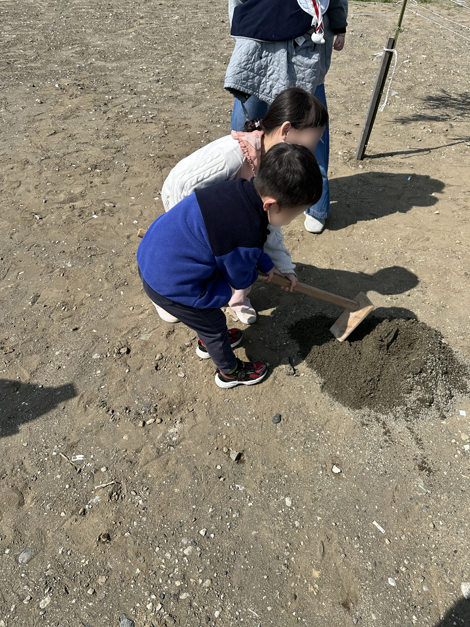 長生郡一宮町の平屋「TSUBAME」地鎮祭　子供達で鍬入れの儀もしました