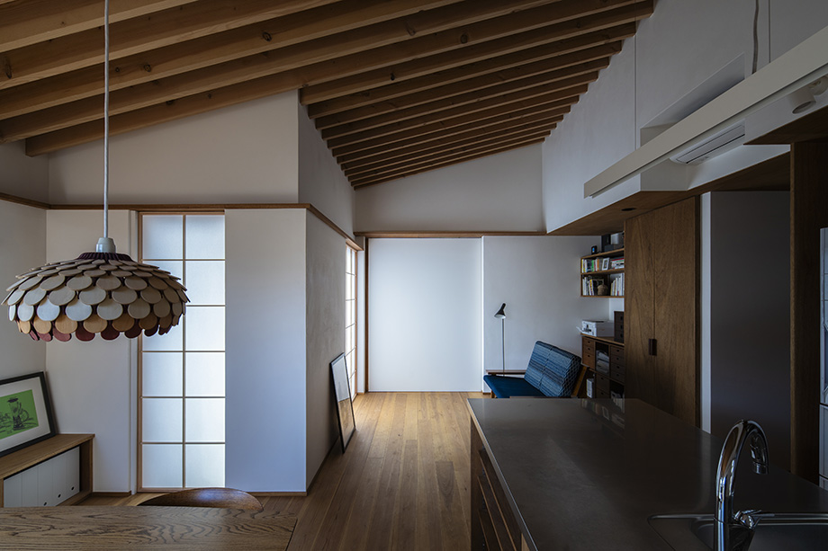 八千代市「平屋22」の寝室。LDKとは大きな引戸を閉めて空間を分けることが可能。