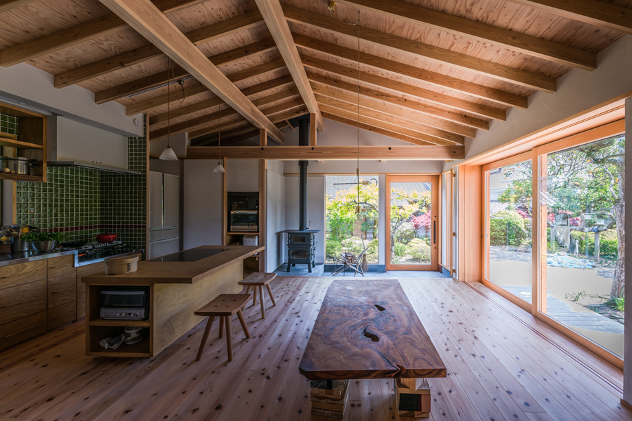 南房総市の平屋「白子の家」木製サッシを閉めた状態 勾配天井と化粧垂木