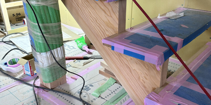 袖ケ浦市の平屋「紅の家」の木の階段のアップ