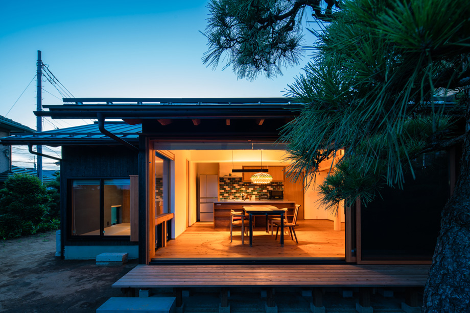 千葉県の平屋「ぼくらの家」夕景照明外観。木製全開サッシを全開した状態