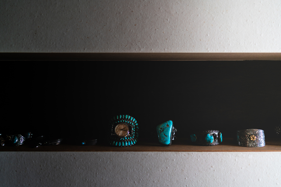 鎌ケ谷市「趣味と暮らす家」2階ホールにあるニッチに飾られたターコイズのアクセサリー