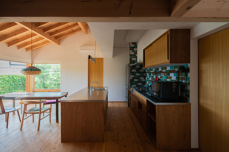 千葉県の平屋「ぼくらの家」のラワンの造作キッチンを側面から