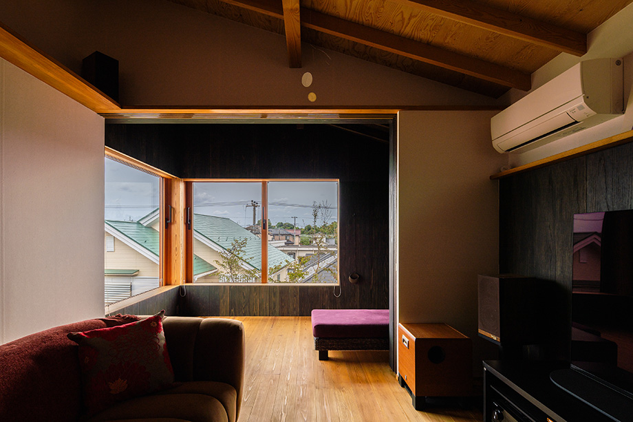 鎌ケ谷市「趣味と暮らす家」インナーテラスの木製全開サッシを全閉じた状態を趣味室から見たところ